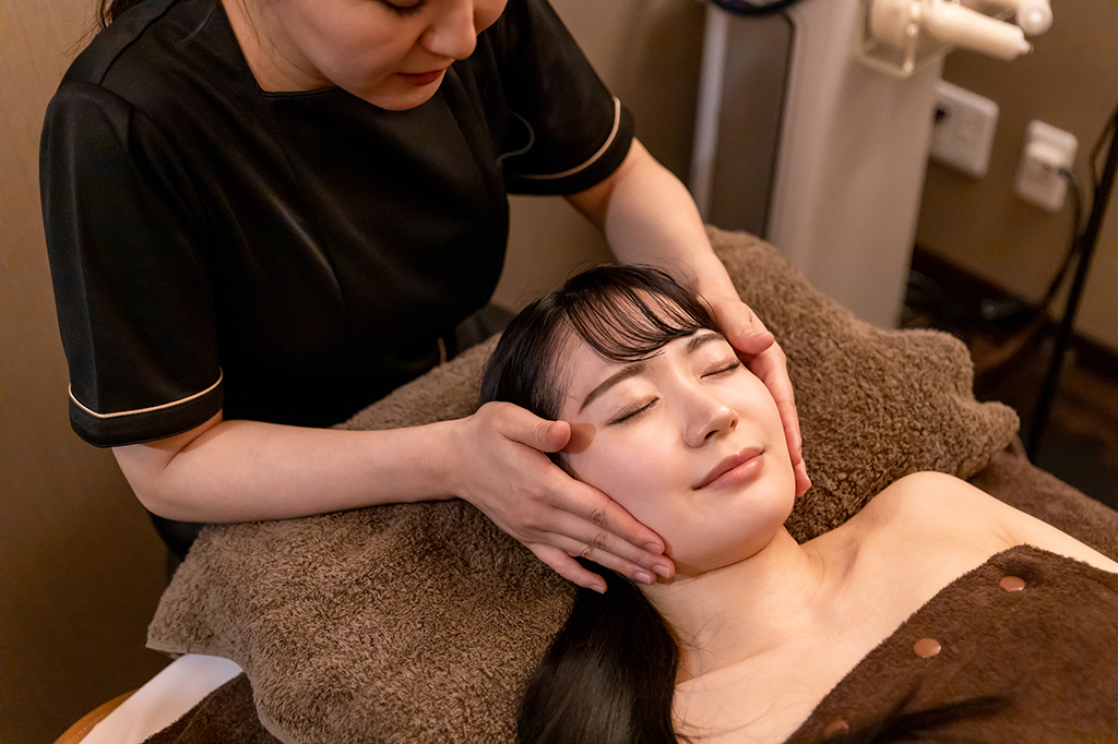 顔痩せマッサージで小顔を目指す方法【2025年最新版】